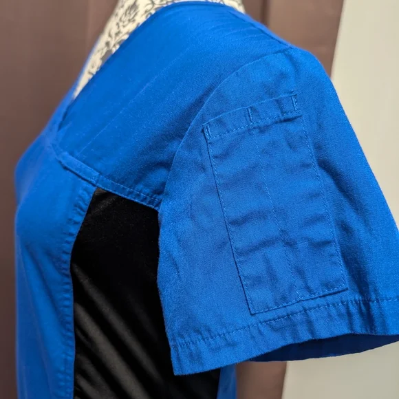 🖤 2 MOBB Colorblock Scrub Tops - Picture 5 of 9